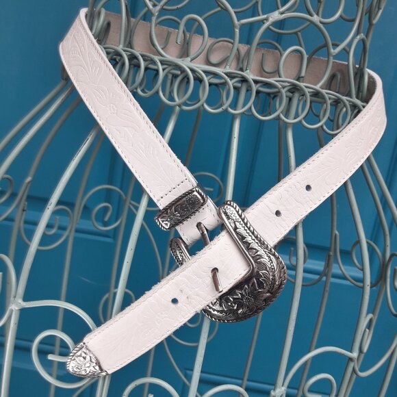 Women\'s White Floral-Embossed Belt with Ornate Silver Buckle